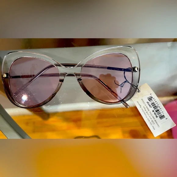 Never Worn Sunnies Never worn sunglasses with gold chain attached.... | Depop main image 3